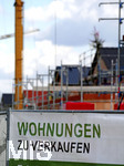 20.07.2020,  Baustelle fr eine Wohnanlage in einem Wohngebiet in Mindelheim, Die WBG bietet die Wohnungen schon zum Kauf an.