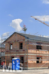 20.07.2020,  Baustelle fr eine Wohnanlage in einem Wohngebiet in Mindelheim, der Baum vom Richtfest steht schon auf dem Hausdach.