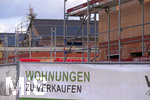 20.07.2020,  Baustelle fr eine Wohnanlage in einem Wohngebiet in Mindelheim, Die WBG bietet die Wohnungen schon zum Kauf an.