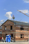 20.07.2020,  Baustelle fr eine Wohnanlage in einem Wohngebiet in Mindelheim, der Baum vom Richtfest steht schon auf dem Hausdach.