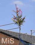 20.07.2020,  Baustelle fr eine Wohnanlage in einem Wohngebiet in Mindelheim, der Baum vom Richtfest steht schon auf dem Hausdach.