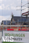 20.07.2020,  Baustelle fr eine Wohnanlage in einem Wohngebiet in Mindelheim, Die WBG bietet die Wohnungen schon zum Kauf an.