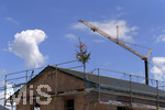 20.07.2020,  Baustelle fr eine Wohnanlage in einem Wohngebiet in Mindelheim, der Baum vom Richtfest steht schon auf dem Hausdach.