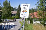 29.07.2020, Oberstaufen im Allgu im Sommer, Das Bergdorf Steibis, Schild am Ortseingang: Freiwillig 30 kmh der Kinder wegen.
