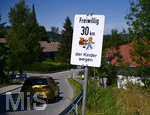 29.07.2020, Oberstaufen im Allgu im Sommer, Das Bergdorf Steibis, Schild am Ortseingang: Freiwillig 30 kmh der Kinder wegen.