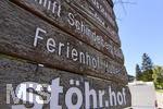 29.07.2020, Oberstaufen im Allgu im Sommer, Bergdorf Steibis, Holzschilder weisen auf die Unterknfte hin.