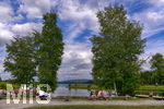 30.07.2020, Lechbruck am See im Allgu, Sommerurlaub in der Heimat. Urlauber am Ufer des Sees.