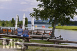 30.07.2020, Lechbruck am See im Allgu, Sommerurlaub in der Heimat. Tretbootfahrer auf dem See, links liegt ein Flo am Ufer befestigt, das man als Gruppenfahrt ber den Lech buchen kann.