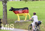 30.07.2020, Lechbruck am See im Allgu, Eine groe Plastik-Kuh steht in der Wiese mit dem Slogan 