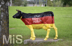 30.07.2020, Lechbruck am See im Allgu, Eine groe Plastik-Kuh steht in der Wiese mit dem Slogan 