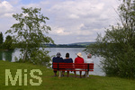 30.07.2020, Lechbruck am See im Allgu, Sommerurlaub in der Heimat. Feriengste geniessen den Ausblick von der Bank am Ufer auf den See.