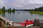 30.07.2020, Lechbruck am See im Allgu, Sommerurlaub in der Heimat. Ein Tretboot fhrt auf den See.