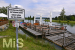 30.07.2020, Lechbruck am See im Allgu, Sommerurlaub in der Heimat. Am Ufer liegt ein Flo befestigt, das man fr eine Gruppenfahrt ber den Lech buchen kann.