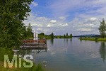 30.07.2020, Lechbruck am See im Allgu, Sommerurlaub in der Heimat. Tretbootfahrer auf dem See, links liegt ein Flo am Ufer befestigt, das man als Gruppenfahrt ber den Lech buchen kann.