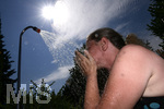 02.08.2020, Sommerhitze, eine Frau duscht sich im Garten ab. (Modelrelased) 