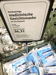 03.08.2020, Angebot in einem Supermarkt in Mindelheim wegen Corona-Virus-Pandemie, eine Schtte voller Medizinischer Gesichtsmasken. 