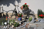 03.08.2020, Blick in einen Garten eines Hauses in Mindelheim (Unterallgu),  Ein altes Fahrrad zur Zierde.