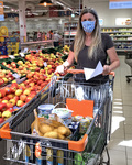 04.08.2020, Einkauf in einem Supermarkt in Mindelheim, wegen Corona-Virus-Pandemie mit Gesichtsmaske. (Modelreleased)