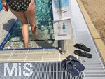 04.08.2020, Freibad in Bad Wrishofen, wegen Corona-Virus-Pandemie mit Abstandsregeln. (Modelreleased) An der Treppe in das Schwimmbecken stehen Schilder mit den Abstandsregeln, 1,5 m Abstand halten beim Schwimmen.