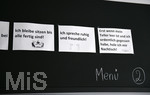 04.08.2020, Schulen in Bayern, in der Mensa gelten Regeln fr das Mittagessen: beim Kauen bleibt der Mund zu, sitzen bleiben, Teller Leer essen, 