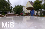 04.08.2020,  Fussgngerzone Bad Wrishofen im Regenwetter,  Passanten laufen mit Regenschirmen an den Bistro-Tischen einer Freiluftgastronomie am Denkmalplatz vorbei. 