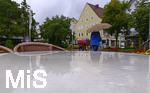 04.08.2020,  Fussgngerzone Bad Wrishofen im Regenwetter,  Passanten laufen mit Regenschirmen an den Bistro-Tischen einer Freiluftgastronomie am Denkmalplatz vorbei. 
