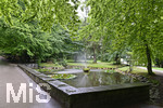 04.08.2020,  Kurpark in Bad Wrishofen im Regenwetter, Springbrunnen im Fischteich.