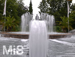 04.08.2020, Springbrunnen am Denkmalplatz Bad Wrishofen, das Denkmal von Pfarrer Sebastian Kneipp umschlossen von Wasser.