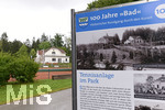 04.08.2020,  Kurpark in Bad Wrishofen im Regenwetter,  Schild weist auf die Tennisanlage hin, das Tennisheim ist ein alter historischer Bau