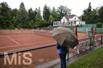 04.08.2020,  Kurpark in Bad Wrishofen im Regenwetter,  Tennisanlage ist leer,  Frau steht mit Regenschirm alleine am Rand der Anlage.