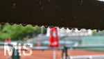 04.08.2020,  Kurpark in Bad Wrishofen im Regenwetter,  Tennisanlage ist leer, Regentropfen an einer Bank.