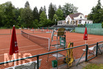 04.08.2020,  Kurpark in Bad Wrishofen im Regenwetter,  Tennisanlage ist leer, das Tennisheim im Kurpark ist ein alter historischer Bau