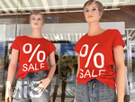05.08.2020,   Immenstadt im Allgu.  EIn Modegeschft macht Schlussverkauf, zwei Schaufenster-Puppen haben Shirts mit SALE-Aufdruck an.