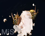 10.08.2020,  Bad Wrishofen im Allgu. Zwei Wespen (Vespinae) sitzen auf dem Tisch auf dem Balkon und sammeln Nahrung, ein Stck Schinken ist ein Proteinreiches Nahrungsmittel fr ihren Nachwuchs.
