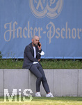 11.08.2020, Fussball 3. Bundesliga 2020/2021,  Training des TSV 1860 Mnchen an der Grnwalderstrasse. Sportdirektor Gnther Gorenzel (TSV 1860) telefoniert am Spielfeldrand.