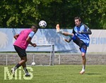 11.08.2020, Fussball 3. Bundesliga 2020/2021,  Training des TSV 1860 Mnchen an der Grnwalderstrasse. re: Dennis Erdmann (TSV 1860 Mnchen) hebt den Fuss zum Ball hoch.