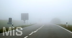 11.09.2020, Fahrzeug im Herbstnebel, 

