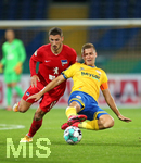 11.09.2020, Fussball DFB Pokal 2020/2021, 1. Runde, Eintracht Braunschweig - Hertha BSC Berlin, im Eintracht-Stadion Braunschweig. (L-R) Mathew Leckie (Hertha BSC Berlin), Martin Kobylanski (Eintracht Braunschweig)


