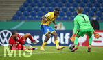 11.09.2020, Fussball DFB Pokal 2020/2021, 1. Runde, Eintracht Braunschweig - Hertha BSC Berlin, im Eintracht-Stadion Braunschweig. Tor zum 5:3, (L-R) Niklas Stark (Hertha BSC Berlin), Torschtze Suleiman Abdullahi (Eintracht Braunschweig), Torwart Alexander Schwolow (Hertha BSC Berlin)


