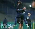11.09.2020, Fussball DFB Pokal 2020/2021, 1. Runde, Eintracht Braunschweig - Hertha BSC Berlin, im Eintracht-Stadion Braunschweig. Jubel (L-R) Trainer Daniel Meyer (Eintracht Braunschweig) und Co-Trainer Thomas Stickroth (Eintracht Braunschweig) zum Tor zum 5:3


