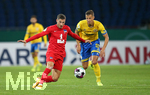 11.09.2020, Fussball DFB Pokal 2020/2021, 1. Runde, Eintracht Braunschweig - Hertha BSC Berlin, im Eintracht-Stadion Braunschweig. (L-R) Mathew Leckie (Hertha BSC Berlin), Michael Schultz (Eintracht Braunschweig)


