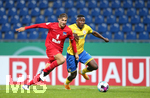 11.09.2020, Fussball DFB Pokal 2020/2021, 1. Runde, Eintracht Braunschweig - Hertha BSC Berlin, im Eintracht-Stadion Braunschweig. (L-R) Niklas Stark (Hertha BSC Berlin), Suleiman Abdullahi (Eintracht Braunschweig)


