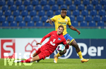 11.09.2020, Fussball DFB Pokal 2020/2021, 1. Runde, Eintracht Braunschweig - Hertha BSC Berlin, im Eintracht-Stadion Braunschweig. (L-R) Niklas Stark (Hertha BSC Berlin), Suleiman Abdullahi (Eintracht Braunschweig)


