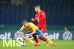 11.09.2020, Fussball DFB Pokal 2020/2021, 1. Runde, Eintracht Braunschweig - Hertha BSC Berlin, im Eintracht-Stadion Braunschweig. (L-R) Martin Kobylanski (Eintracht Braunschweig), Mathew Leckie (Hertha BSC Berlin)


