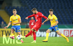 11.09.2020, Fussball DFB Pokal 2020/2021, 1. Runde, Eintracht Braunschweig - Hertha BSC Berlin, im Eintracht-Stadion Braunschweig. (L-R) Martin Kobylanski (Eintracht Braunschweig), Marvin Plattenhardt (Hertha BSC Berlin), Danilo Wiebe (Eintracht Braunschweig)



