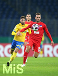 11.09.2020, Fussball DFB Pokal 2020/2021, 1. Runde, Eintracht Braunschweig - Hertha BSC Berlin, im Eintracht-Stadion Braunschweig. (L-R) Fabio Kaufmann (Eintracht Braunschweig), Lucas Tousart (Hertha BSC Berlin)


