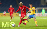 11.09.2020, Fussball DFB Pokal 2020/2021, 1. Runde, Eintracht Braunschweig - Hertha BSC Berlin, im Eintracht-Stadion Braunschweig. (L-R) Matheus Cunha (Hertha BSC Berlin), Martin Kobylanski (Eintracht Braunschweig)


