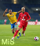 11.09.2020, Fussball DFB Pokal 2020/2021, 1. Runde, Eintracht Braunschweig - Hertha BSC Berlin, im Eintracht-Stadion Braunschweig. (L-R) Yassin Ben Balla (Eintracht Braunschweig), Matheus Cunha (Hertha BSC Berlin)


