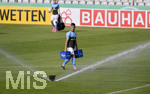 12.09.2020, Fussball DFB-Pokal 2020/2021, 1.Runde, TSV 1860 Mnchen - Eintracht Frankfurt, im Stadion an der Grnwalderstrasse Mnchen,   Niklas Lang (TSV 1860 Mnchen) schleppt die Wasserkisten.


