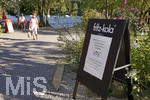 12.09.2020, Immenstadt im Allgu,  am Inselsee fahren die Wakeboarder am Schlepplift ber den See. DIe Gste des Cafes mssen Mund-Nasenschutz tragen und Abstnde einhalten.